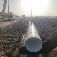 天津张贵庄污水处理厂二期尾水排放项目第一节管道顺利入槽(图2)