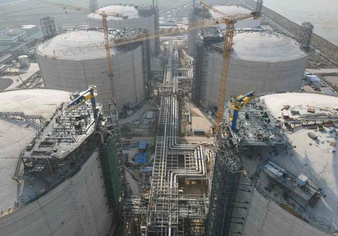 中国海油江苏盐城“绿能港”一期扩建工程罐区管廊工艺管道安装完成(图1)